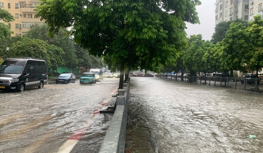 Cảnh báo mưa lớn, hàng loạt tuyến phố Hà Nội ngập úng