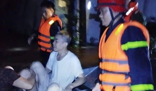 Nhà ngập tới nóc, người dân Nghệ An xuyên đêm chạy lũ