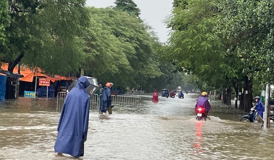 Hà Nội mưa như trút nước, nhiều tuyến đường ngập sâu