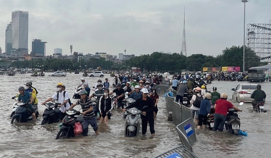 Hà Nội sau mưa lớn, người dân bì bõm giữa 'biển nước' trong giờ cao điểm