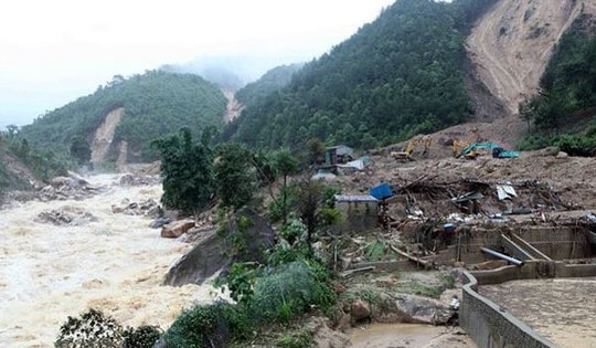 Sau mưa lớn, nhiều tỉnh thành đối mặt với nguy cơ rất cao lũ quét, sạt lở đất