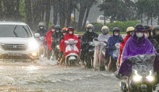 Vì sao Hà Nội hứng mưa lớn kinh hoàng?