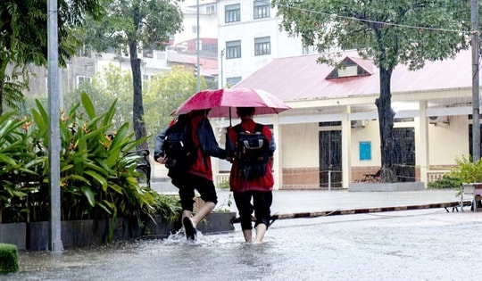 Gần 30 trường đại học tại Hà Nội chuyển học trực tuyến sau bão số 10