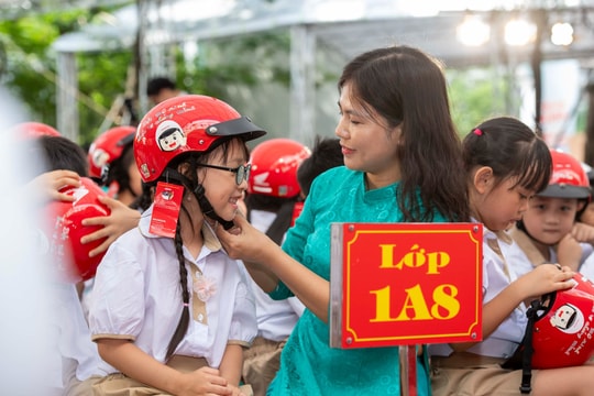 100% học sinh lớp 1 nhận miễn phí mũ bảo hiểm đạt chuẩn