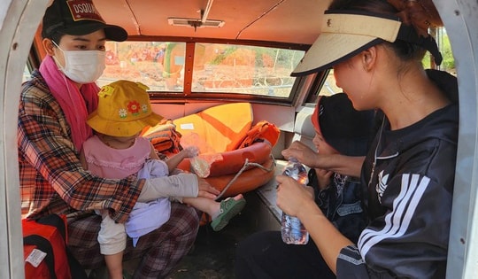 Công an kịp thời đưa 2 cháu bé sốt cao, co giật giữa vùng lũ cô lập đến bệnh viện