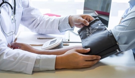 Uống thuốc trị tăng huyết áp vào buổi sáng hay tối là tốt nhất?