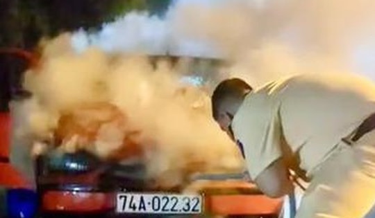 Giải cứu 2 người trên xe ô tô đang bốc cháy