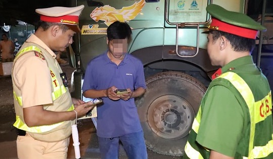 CSGT Hà Nội 'hóa trang' đón lõng xe quá tải trong đêm