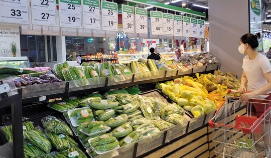 Trước bão số 11: Hàng hóa thiết yếu giảm sâu để kích cầu tiêu dùng và hỗ trợ người dân