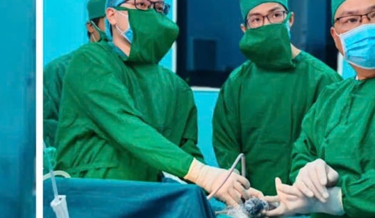 Bác sĩ luân phiên từ TPHCM phẫu thuật cứu học sinh bị thủng dạ dày tại Côn Đảo