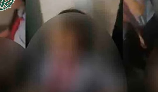 Bức xúc clip nữ sinh lớp 8 bị nhóm bạn hành hung, bắt quỳ gối trong nhà vệ sinh trường