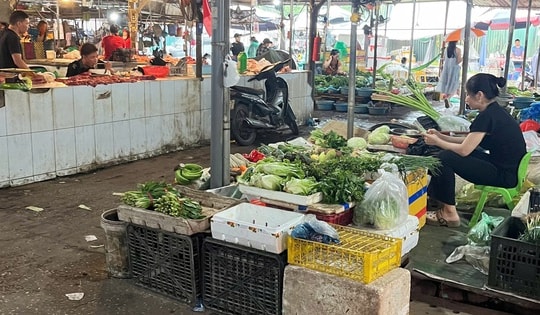 Chưa kịp khô sạp hàng, tiểu thương tại Hà Nội lại tất bật chống ngập