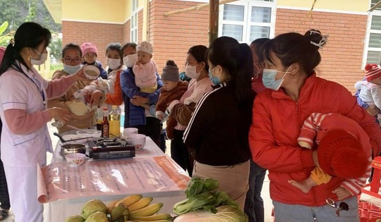 Nhiều trẻ em vùng dân tộc thiểu số còi cọc vì cha mẹ giữ tập quán lạc hậu khi nuôi con