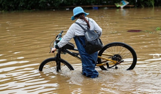 Hà Nội mưa lớn, nhiều trường chuyển hình thức học online