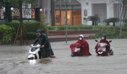 Ngày mai Hà Nội có còn mưa lớn?