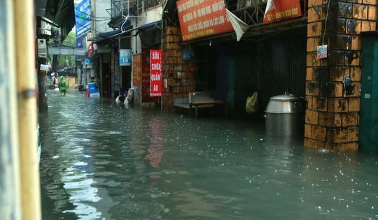 CSGT kịp thời phát hiện rò điện tại khu vực ngập nước