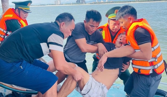 Bộ đội biên phòng hỗ trợ đưa ngư dân đột quỵ khi đang kéo lưới đi cấp cứu