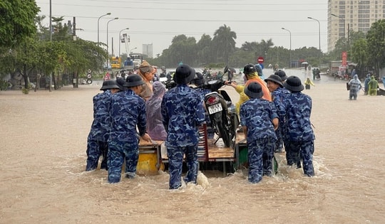 Ấm áp tình quân dân: Cảnh sát biển dầm mưa giúp dân qua điểm ngập