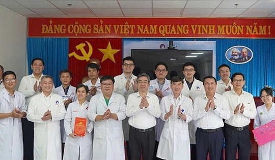 Lãnh đạo TPHCM thăm, động viên các thầy thuốc từ đất liền ra phục vụ tại Côn Đảo