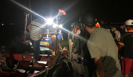 TP Huế: Tàu cá va chạm tàu vận tải, một thuyền viên mất tích