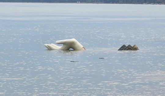 Tượng bàn tay ‘chới với’, biển Hải Tiến tan hoang