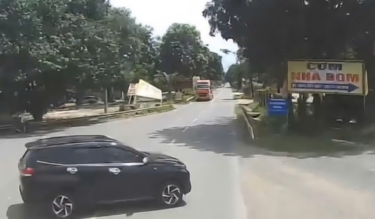 Khoảnh khắc va chạm giữa 2 ô tô khiến 4 người thương vong