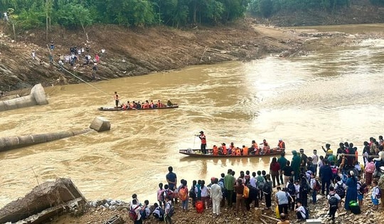 Cầu bị cuốn trôi, bắc ròng rọc đưa thầy trò vượt suối đến trường