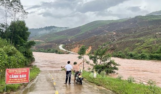 Giải cứu an toàn 12 người bị mưa lũ cô lập ở Bắc Ninh