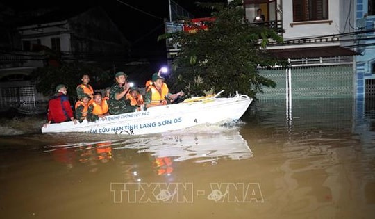 Xuyên đêm hỗ trợ người dân ở vùng 'rốn lũ' Lạng Sơn