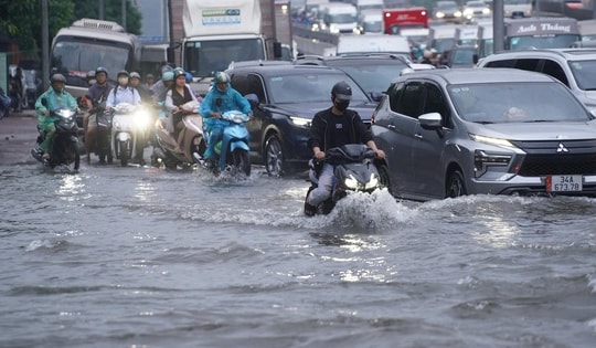 Người Hà Nội kiên nhẫn vượt ngập đến công sở