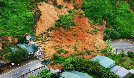 Quốc lộ gãy nền, đường ngập sâu cả mét, sạt lở hàng nghìn khối đất đá sau bão số 11
