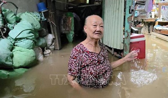 Triều cường tại Cần Thơ vượt báo động 3, nhà dân nước ngập ngang bụng