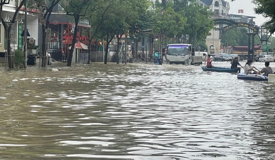 Hà Nội: 'Ốc đảo An Khánh' lại chìm trong biển nước sau mưa