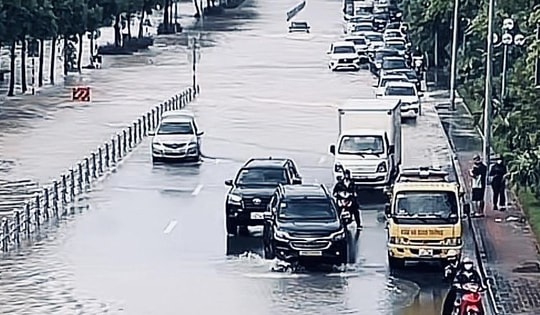 Cận cảnh những điểm còn ngập sâu ở Hà Nội sáng 8/10