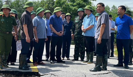 Phó Thủ tướng Thường trực Chính phủ Nguyễn Hòa Bình kiểm tra, chỉ đạo khắc phục vỡ đê bối tại Bắc Ninh