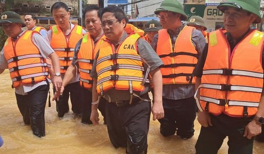 Thủ tướng tới Thái Nguyên thăm hỏi người dân, chỉ đạo khắc phục hậu quả mưa lũ