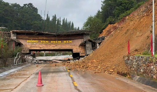 Cổng chào xã Đồng Văn đổ sập sau mưa lớn