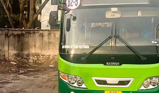 'Leo' xe buýt lên vỉa hè, tài xế bị trừ 4 điểm giấy phép lái xe