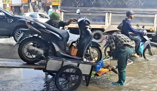 Dịch vụ kéo xe qua đường ngập 'hốt bạc' sau mưa lớn