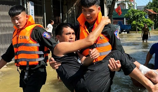 Hà Nội: Nhiều xã chìm giữa biển nước, công an và quân đội khẩn cấp ứng cứu