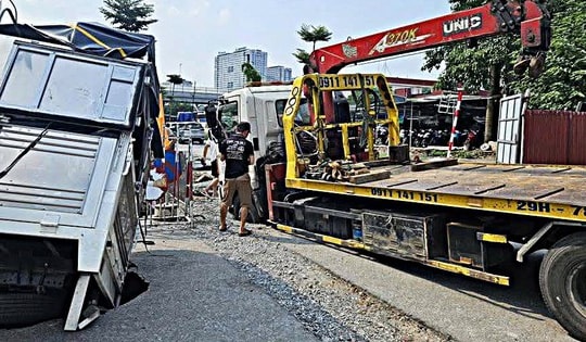 2 ô tô tụt xuống 'hố tử thần' gần trụ sở Công an phường Nghĩa Đô