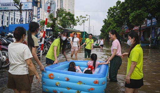 Ngập sâu sau mưa lớn, học sinh Hà Nội được đưa đến lớp bằng 'phương tiện đặc biệt'