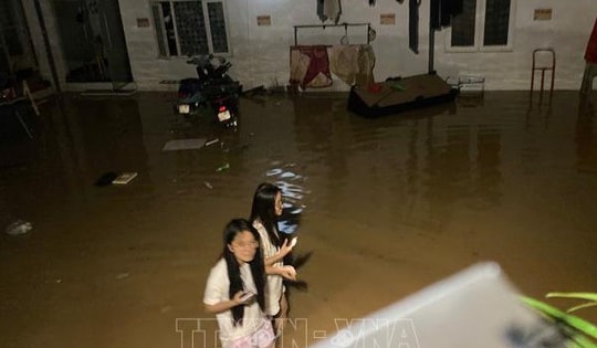 Tình người trong đêm nơi tâm lũ