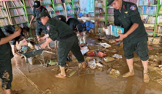 Hơn 300 chiến sĩ cảnh sát cơ động thủ đô ra quân hỗ trợ nhân dân khắc phục bão số 11