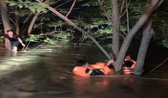 Cứu người đàn ông bị lật thuyền khi tham gia hỗ trợ người dân ngập lụt ở Hà Nội