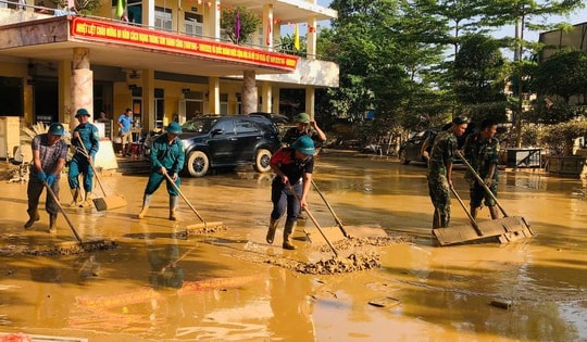 Y tế Thái Nguyên thiệt hại nặng sau bão, nhân viên y tế ‘xắn tay’ dọn dẹp