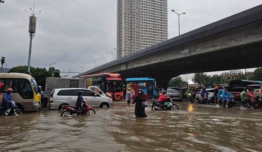 Mưa ngập, riêng tiền sửa xe ô tô tốn hàng chục nghìn tỷ đồng