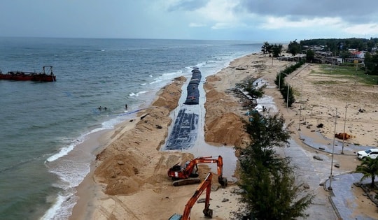 Cận cảnh công trình gia cố khẩn cấp ngăn sạt lở bờ biển ở Huế