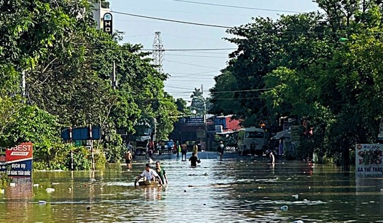 Hà Nội: Quốc lộ 3 ngập gần 1 mét, người dân di chuyển thế nào?