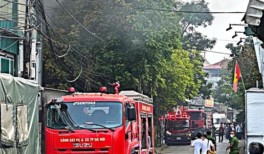 Kho dược tại Phú Nghĩa phát nổ gây cháy lớn, học sinh gần đó phải sơ tán khẩn cấp